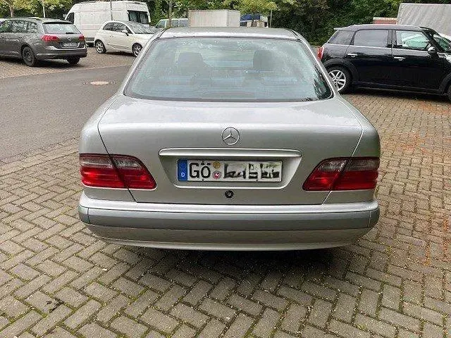Gebraucht Mercedes E240 170 PS (125 kW) 2000 Silber Limousine