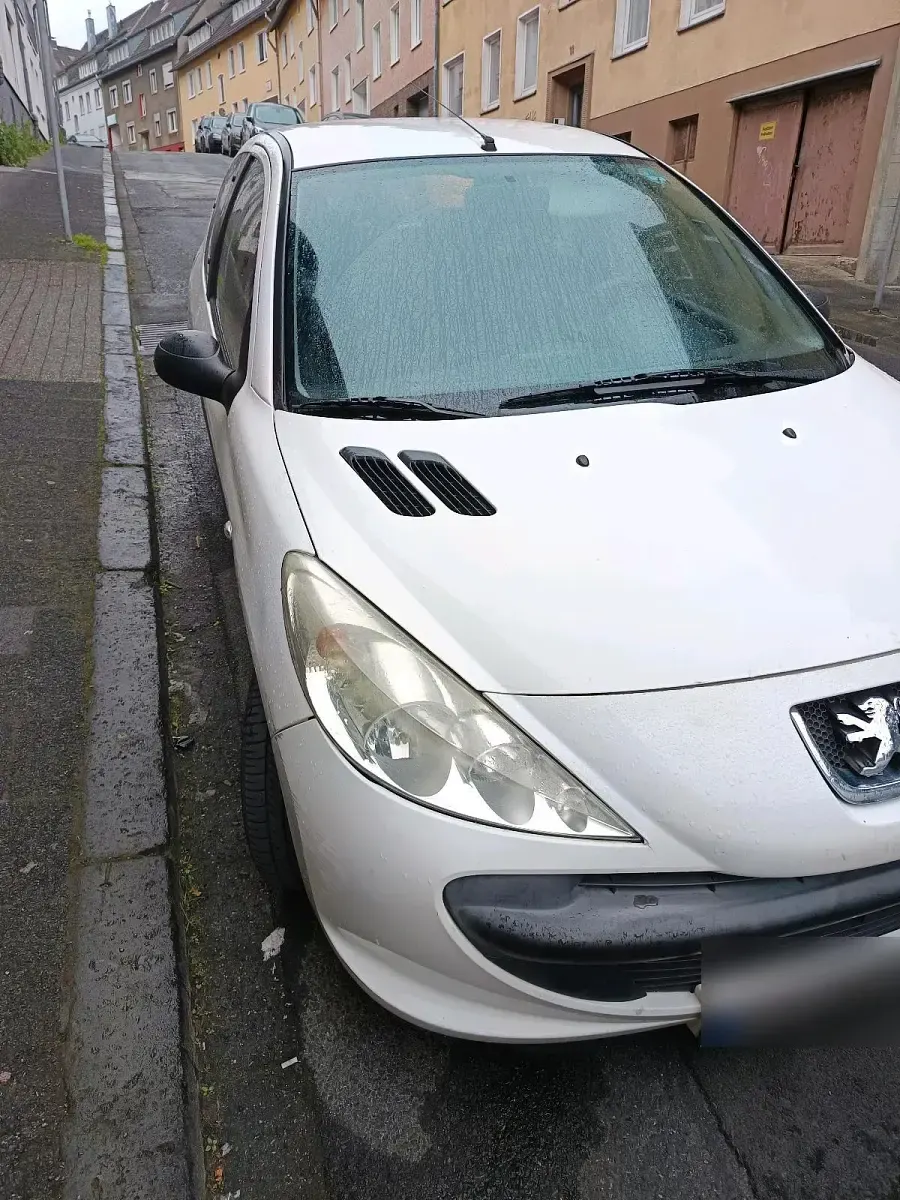 Gebraucht Peugeot 206+ 68 PS (50 kW) 2012 Weiß Kleinwagen