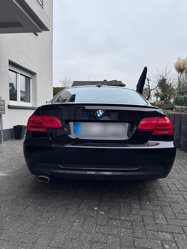 Gebraucht BMW 320 184 PS (135 kW) 2011 Schwarz Coupé