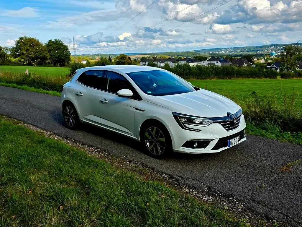Gebraucht Renault Mégane Bose Edition 132 PS (97 kW) 2017 Weiß Limousine