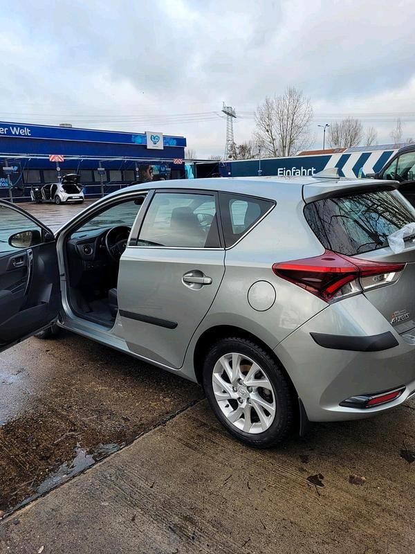 Gebraucht Toyota Auris 116 PS (85 kW) 2017 Grau Limousine