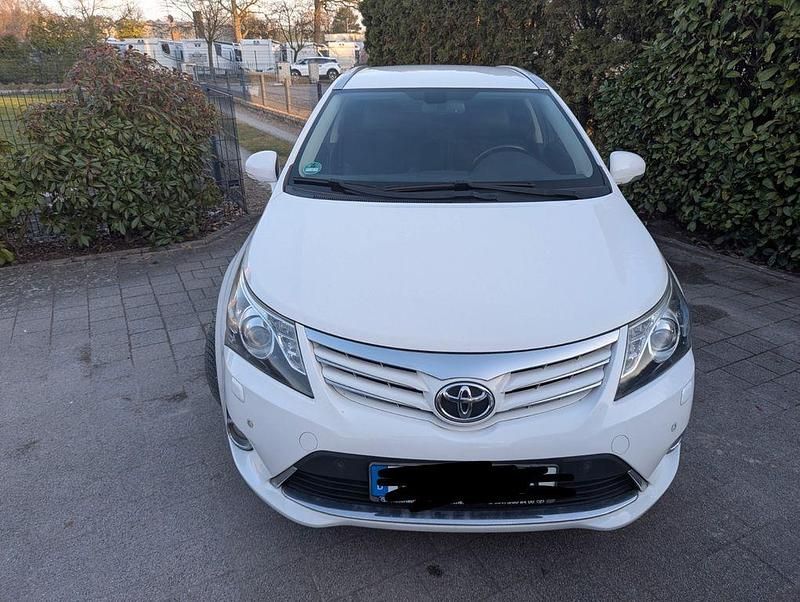 Gebraucht Toyota Avensis 147 PS (108 kW) 2012 Weiß Limousine