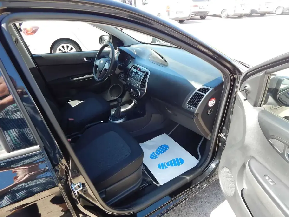 Gebraucht Hyundai i20 Classic 86 PS (63 kW) 2015 Black diamond / mic Kleinwagen