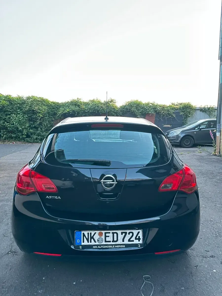Gebraucht Opel Astra 90 PS (66 kW) 2011 Schwarz Kleinwagen