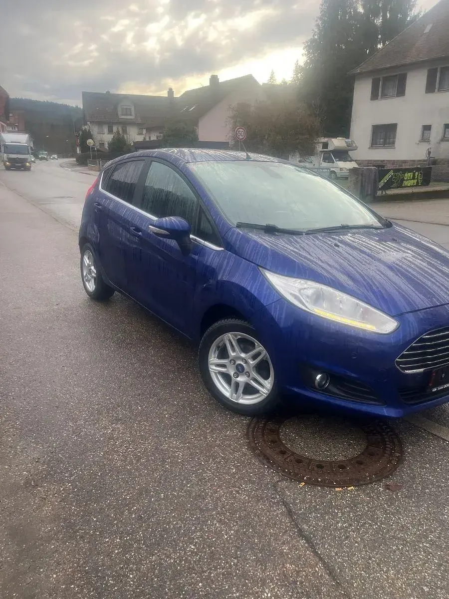 Gebraucht Ford Fiesta Titanium 125 PS (91 kW) 2015 Blau Kleinwagen