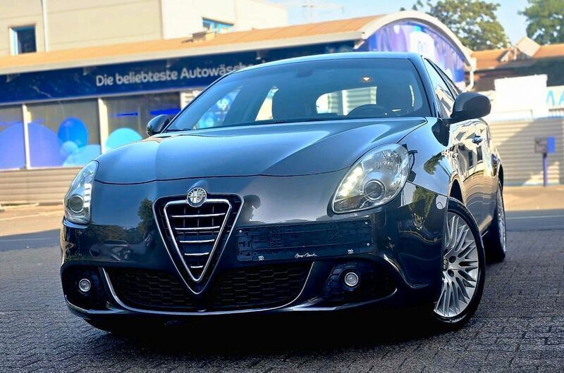 Grau Gebraucht 2012 Alfa Romeo Giulietta Turismo Kleinwagen | 6.990 € (Guter Preis) - Bild 1/4