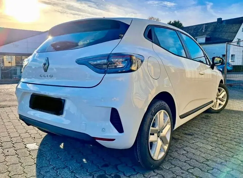 Używany Renault Clio V Evolution 67 KM (49 kW) 2025 Biały Hatchback