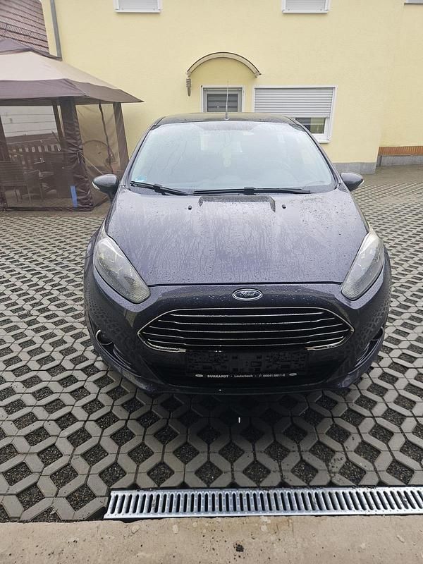 Grau Gebraucht 2014 Ford Fiesta Kleinwagen | 3.599 € - Bild 1/4