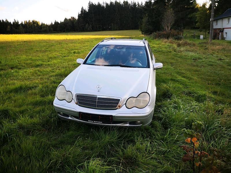 Grau Gebraucht 2001 Mercedes 220 Kombi | 1.200 € - Bild 1/4