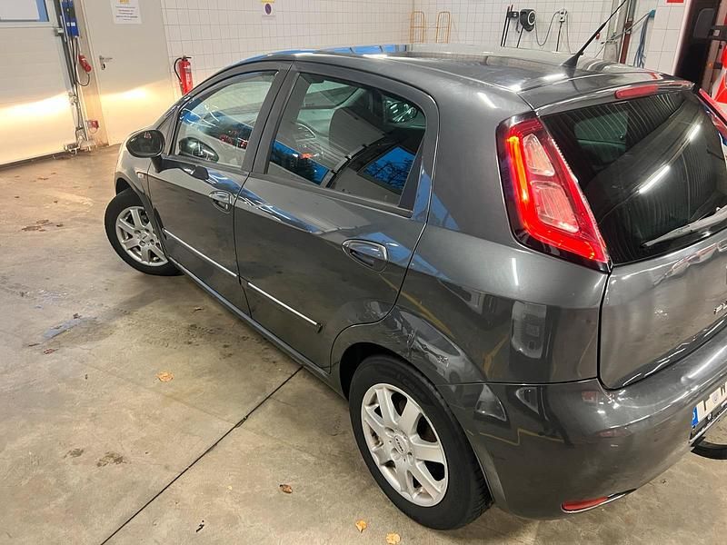 Silber Gebraucht 2013 Fiat Grande Punto Kleinwagen | 3.100 € (Etwas zu teuer) - Bild 1/4