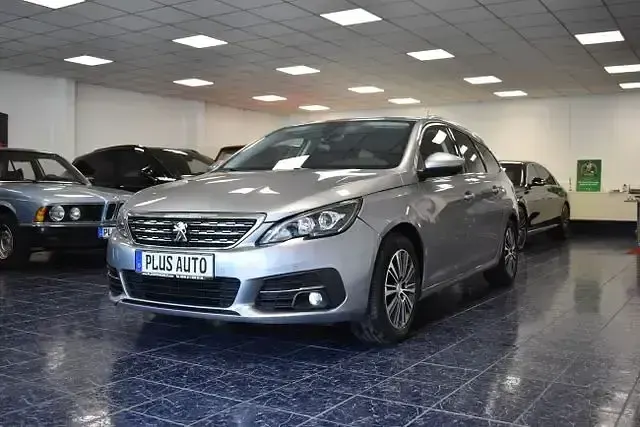 Gebraucht Peugeot 308 Allure 131 PS (96 kW) 2021 Grau Kombi