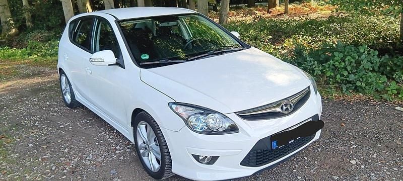 Weiß Gebraucht 2011 Hyundai i30 Limousine | 3.590 € (Guter Preis) - Bild 1/4