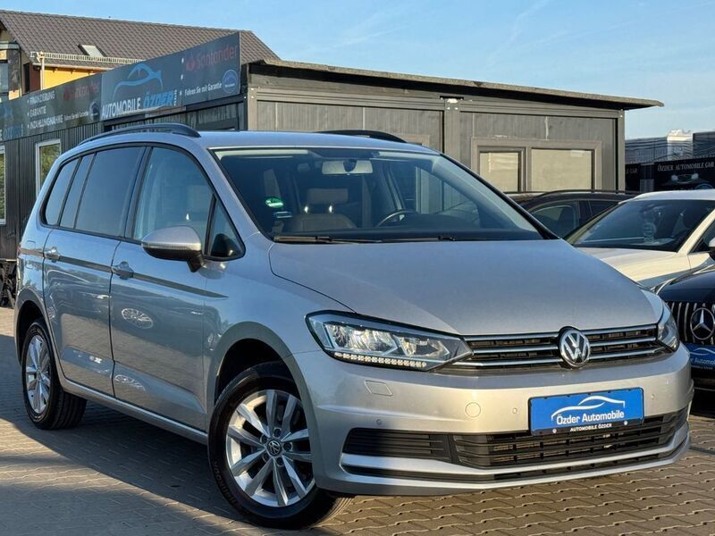 Silber Gebraucht 2018 VW Touran Comfortline Van / Kleinbus | 17.690 € (Fairer Preis) - Bild 1/4