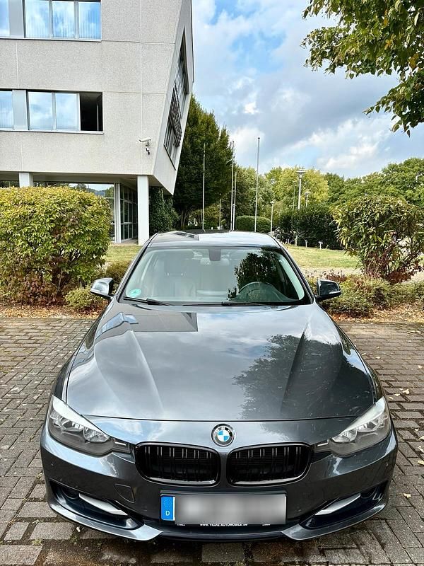 Grau Gebraucht 2013 BMW 316 Sport Line Limousine | 9.300 € (Fairer Preis) - Bild 1/4