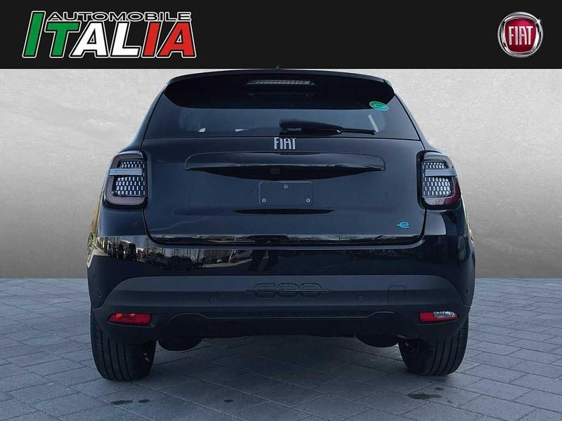Neu Fiat 600E Red 114 kW (156 PS) 2025 Schwarz Limousine