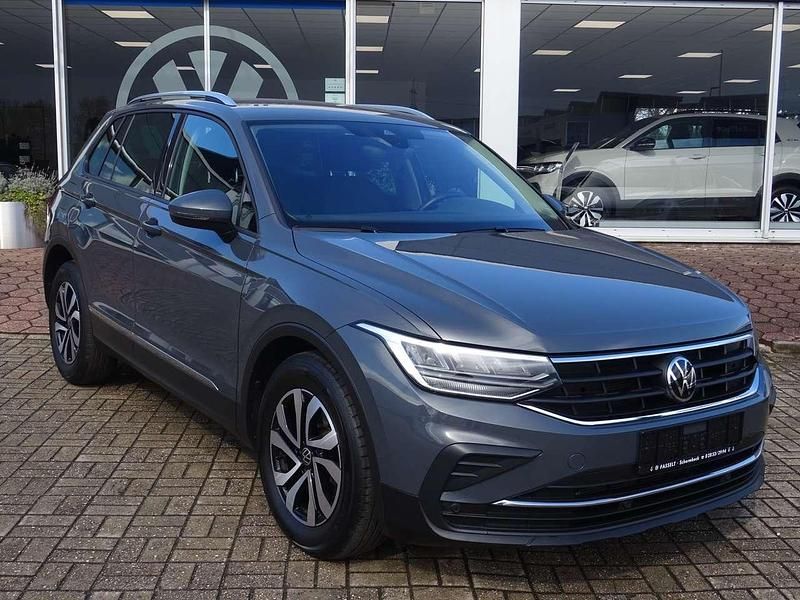 Gebraucht VW Tiguan Active 150 PS (110 kW) 2022 Delfingraumetallic SUV