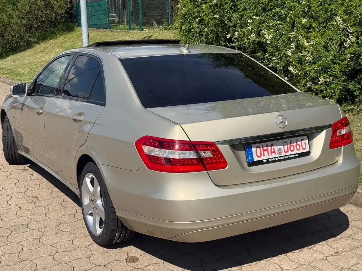 Gebraucht Mercedes E250 204 PS (150 kW) 2011 Gold Limousine