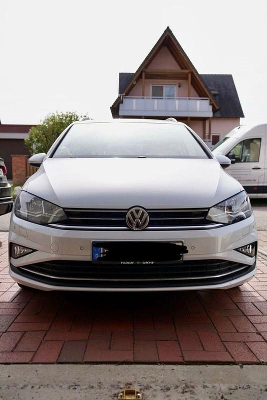 Weiß Gebraucht 2018 VW Golf Sportsvan Comfortline Van / Kleinbus | 13.500 € (Superpreis) - Bild 1/4