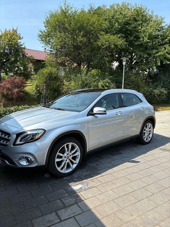 Silber Gebraucht 2018 Mercedes GLA180 SUV | 18.200 € (Fairer Preis) - Bild 1/4