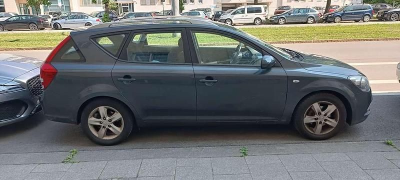 Grau Gebraucht 2012 Kia Ceed Edition 7 Limousine | 2.000 € (Fairer Preis) - Bild 1/4