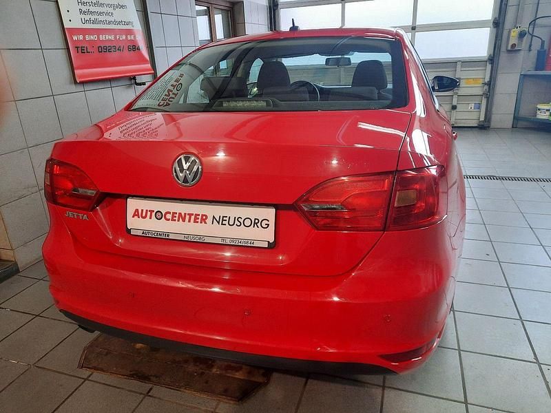 Gebraucht VW Jetta Trendline 105 PS (77 kW) 2012 Rot Limousine