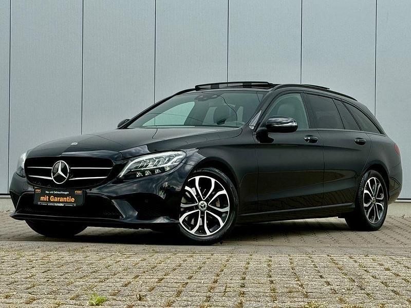 Schwarz Gebraucht 2021 Mercedes C220 Night Limousine | 25.950 € (Fairer Preis) - Bild 1/4