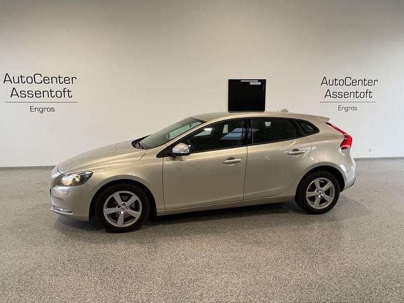 Beige Gebraucht 2018 Volvo V40 Kombi | 6.900 € (Superpreis) - Bild 1/3