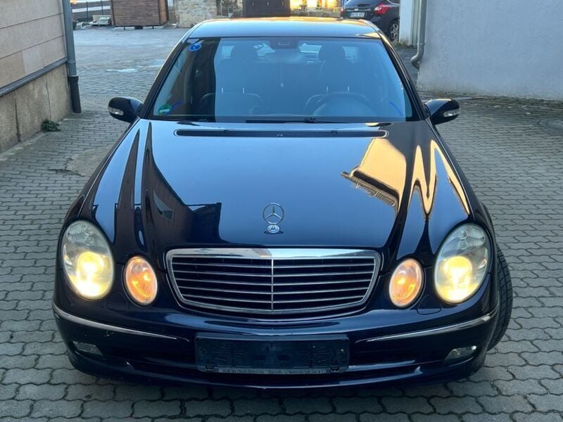 Blau Gebraucht 2004 Mercedes E280 Avantgarde Limousine | 4.250 € (Fairer Preis) - Bild 1/4