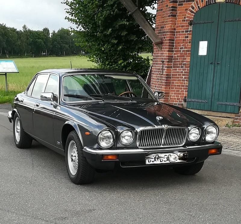 Grau Gebraucht 1991 Jaguar XJ12 Limousine | 14.800 € - Bild 1/4