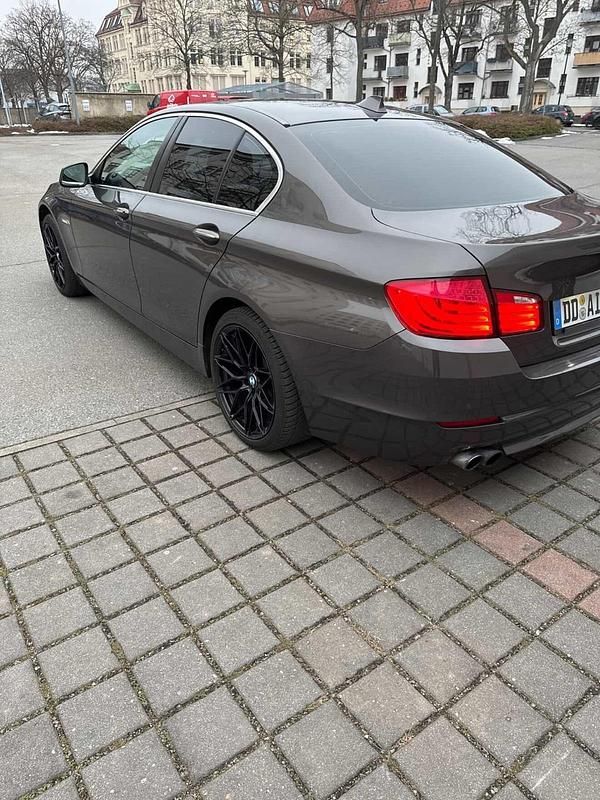 Gebraucht BMW 525 218 PS (160 kW) 2011 Gold Limousine