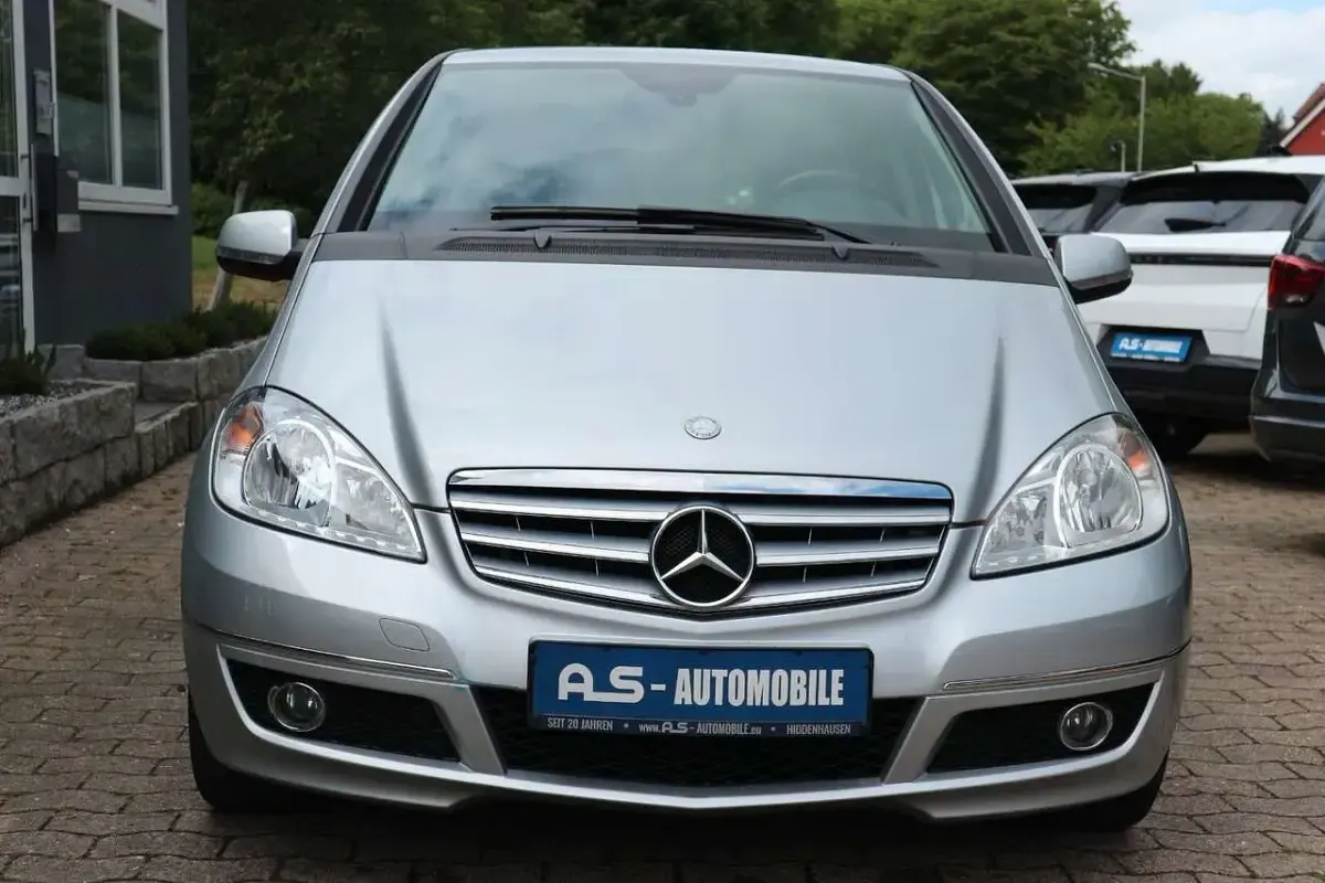 Gebraucht Mercedes A180 118 PS (86 kW) 2011 Silber Kleinwagen