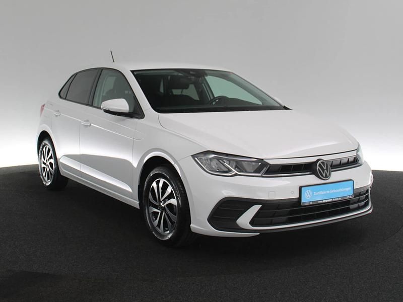 Gebraucht VW Polo Active 95 PS (69 kW) 2023 Weiss / pure white Kleinwagen