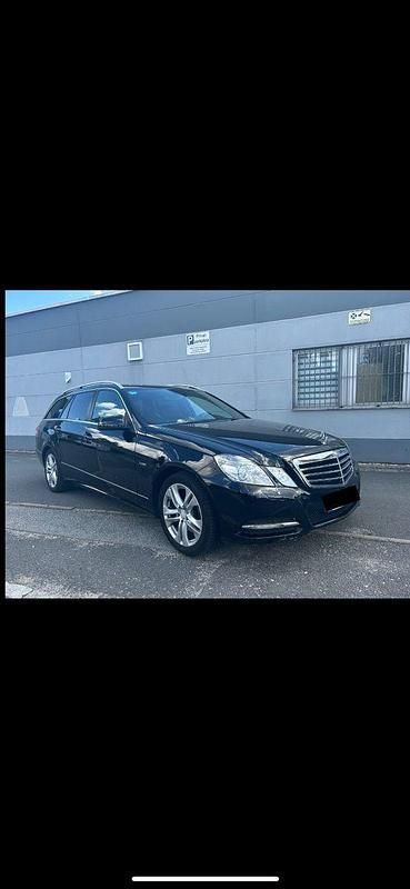 Schwarz Gebraucht 2011 Mercedes E350 Avantgarde Kombi | 5.900 € (Guter Preis) - Bild 1/4