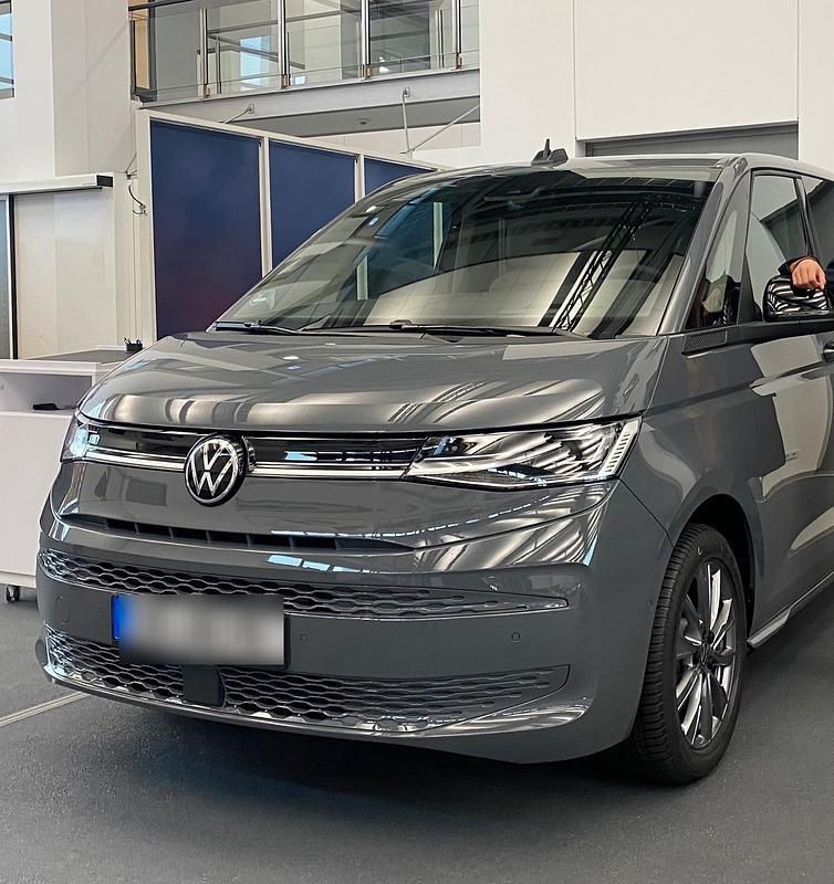 Grau Gebraucht 2024 VW Multivan Life Van / Kleinbus | 58.500 € (Etwas zu teuer) - Bild 1/4