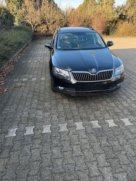 Schwarz Gebraucht 2013 Skoda Superb Ambition Kombi | 9.800 € (Fairer Preis) - Bild 1/4