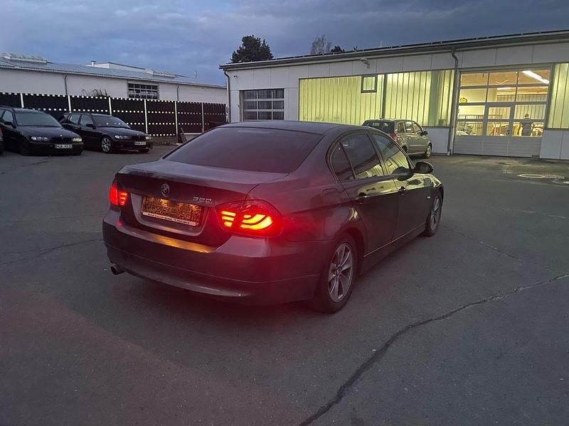 Grau Gebraucht 2005 BMW 320 Limousine | 2.700 € (Guter Preis) - Bild 1/4