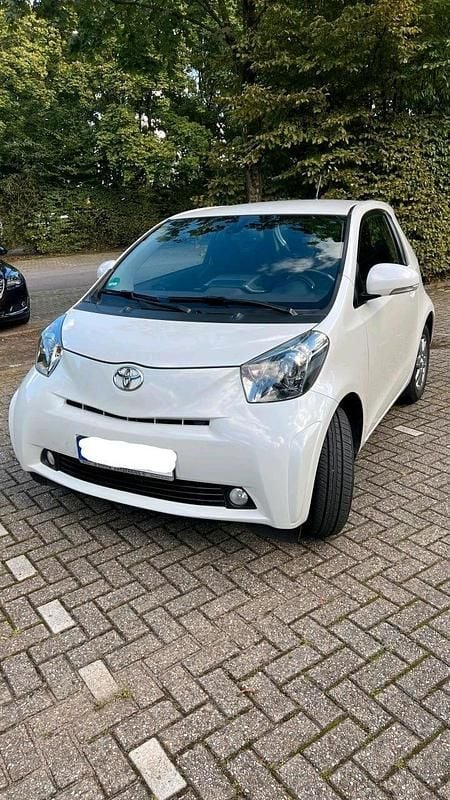 Weiß Gebraucht 2010 Toyota iQ Kleinwagen | 4.200 € - Bild 1/4