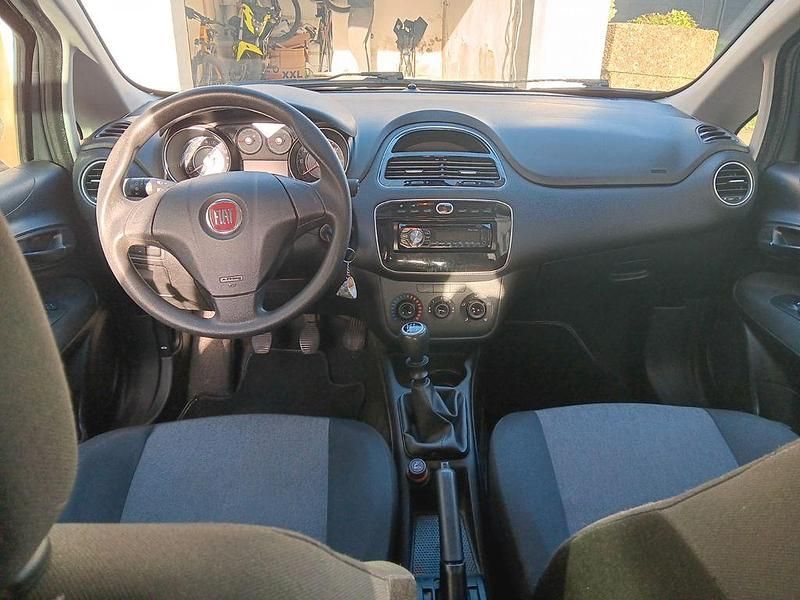 Grau Gebraucht 2014 Fiat Punto Street Limousine | 3.300 € (Fairer Preis) - Bild 1/4