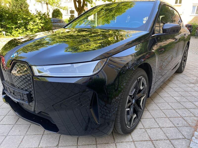 Black sapphire metallic Gebraucht 2024 BMW iX Sport Line SUV | 69.995 € (Guter Preis) - Bild 1/4