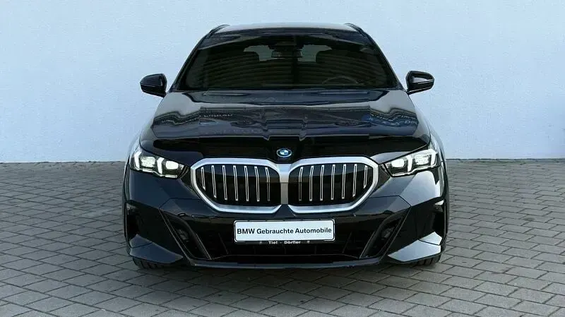Gebraucht BMW 550e M Sport 313 PS (230 kW) 2025 Saphrischwarz met. Kombi