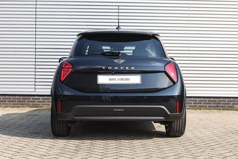 Używany Mini Cooper Classic 156 KM (114 kW) 2024 Czarny Hatchback