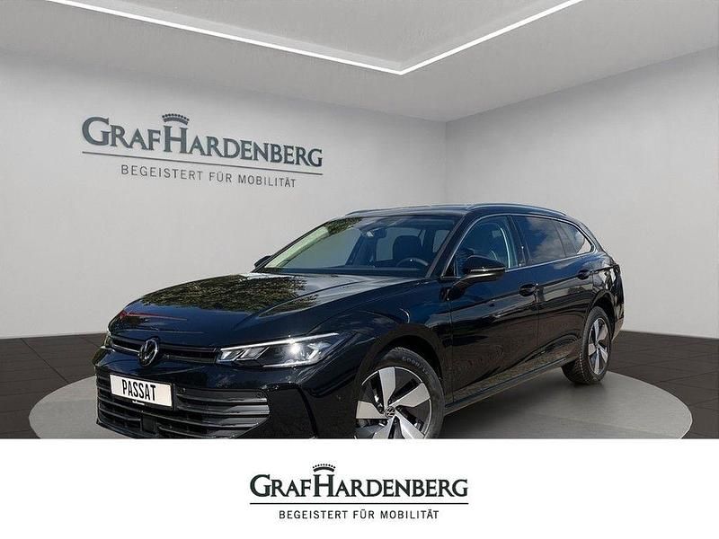 Grenadillschwarz metallic Neu 2025 VW Passat Business Kombi | 47.990 € (Fairer Preis) - Bild 1/4