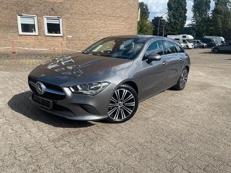 Grau Gebraucht 2022 Mercedes CLA200 Shooting Brake Kombi | 25.990 € (Guter Preis) - Bild 1/4