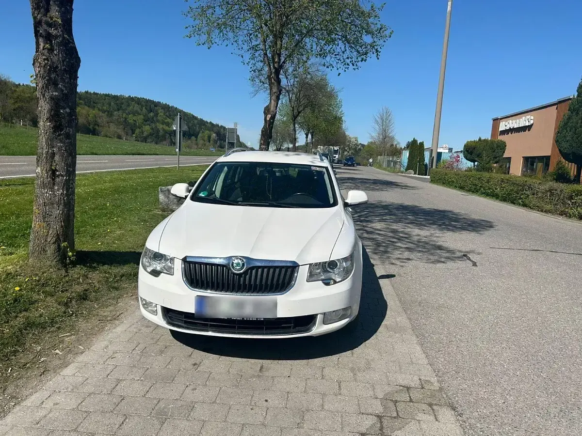 Używany Skoda Superb 105 KM (77 kW) 2012 Biały Kombi