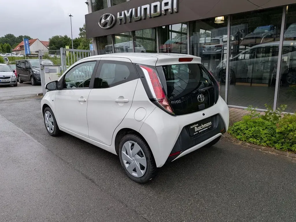 Gebraucht Toyota Aygo X-play 69 PS (50 kW) 2017 Pianosaweiß Kleinwagen