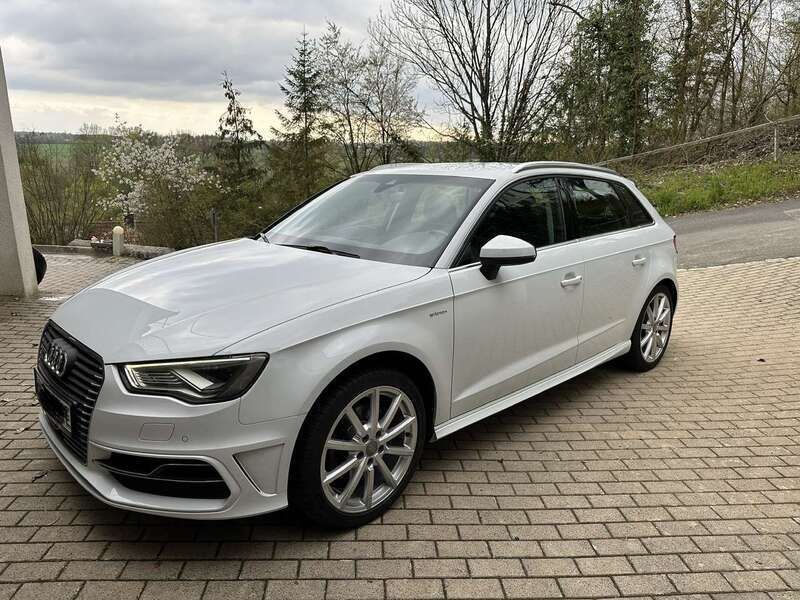 Weiß Gebraucht 2015 Audi A3 Sportback e-tron Ambition Limousine | 15.700 € (Etwas zu teuer) - Bild 1/4