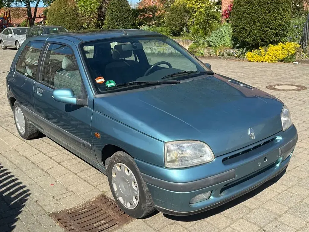 Second-hand Renault Clio 75 CP (55 kW) 1996 Albastru Hatchback