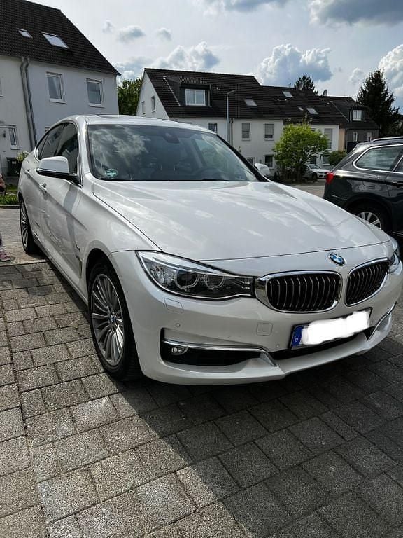 Weiß Gebraucht 2015 BMW 320 Gran Turismo Luxury Line Limousine | 18.999 € (Fairer Preis) - Bild 1/4