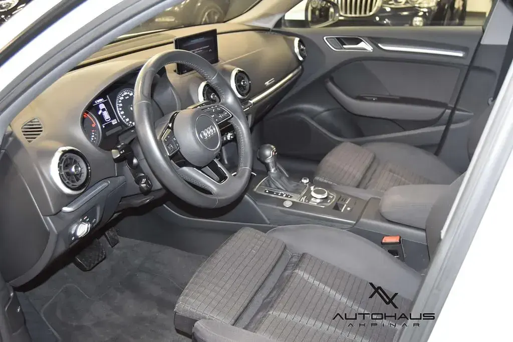 Używany Audi A3 S-Line 150 KM (110 kW) 2019 Biały Sedan/Limuzyna