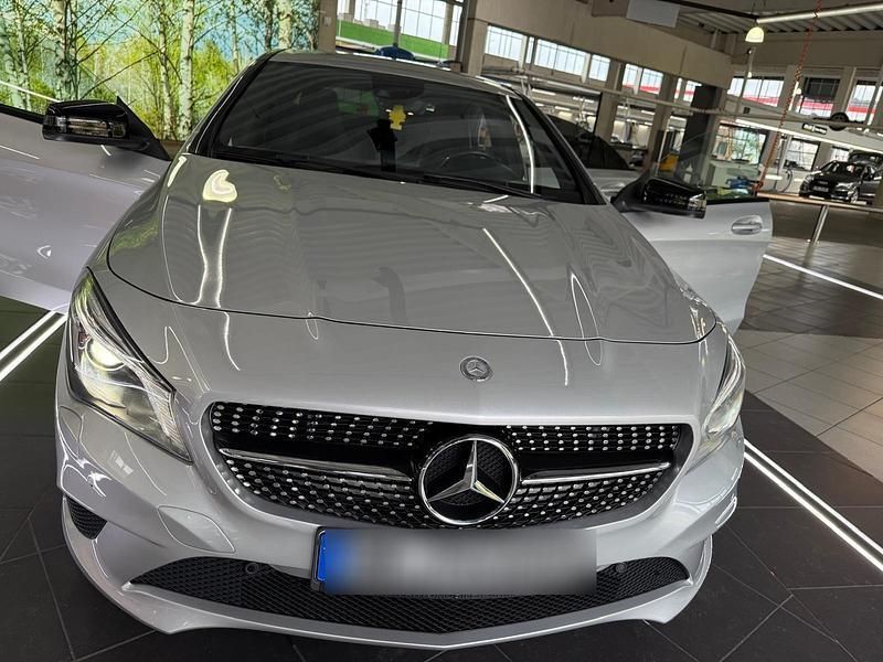 Silber Gebraucht 2014 Mercedes CLA200 Limousine | 16.500 € (Fairer Preis) - Bild 1/4